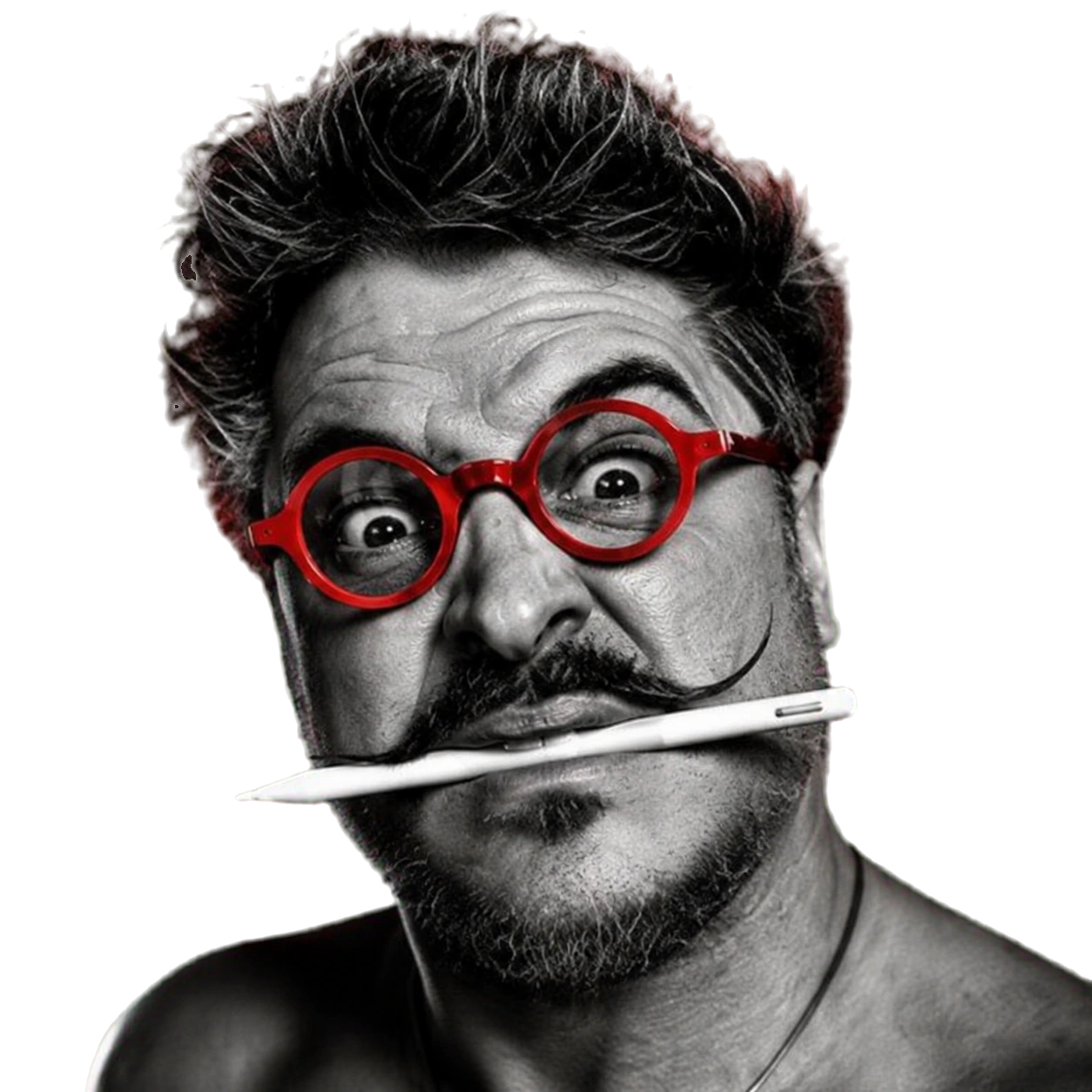 Benny, con sus gafas redondas rojas y el lapiz en la boca
